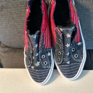 Blowfish Malibu Play Navy Star canvas slip on sneakers. Size 8 1/2.